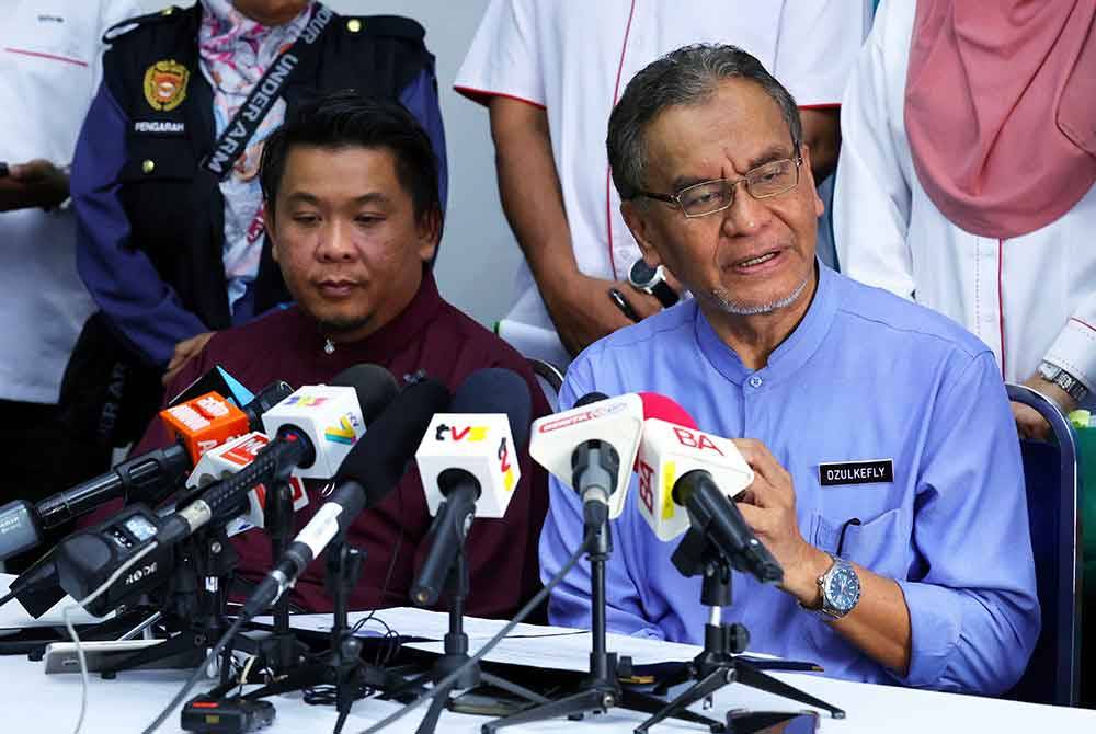 Dr Dzulkefly (kanan) ketika sidang media selepas melancarkan program Kick Off Keselamatan Makanan Bazar Ramadan Peringkat Kebangsaan 2024 di Bazar Ramadan Presint 3, pada Jumaat. Turut kelihatan, Timbalannya, Datuk Lukanisman Awang Sauni (kiri). Foto Bernama