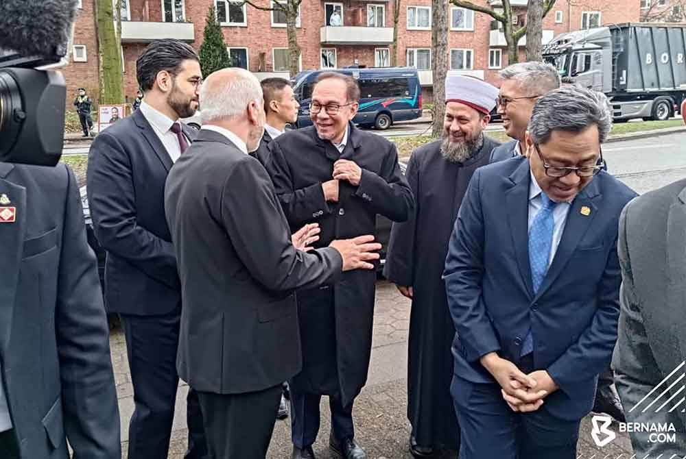 Anwar tiba di sini dari ibu negara Jerman, Berlin untuk lawatan satu hari ke bandar pelabuhan itu. Foto Bernama