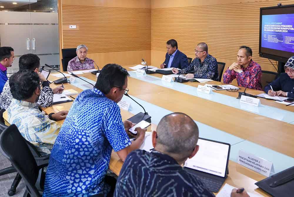 Ahmad Zahid mempengerusikan mesyuarat Jawatankuasa Pemandu MEB di Putrajaya, pada Jumaat.