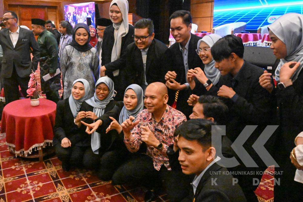 Armizan (duduk, empat kiri) berkata, sambutan HPK kali ini bertemakan Kuasa Pengguna: Mendepani Realiti Zaman. Foto UKK KPDN