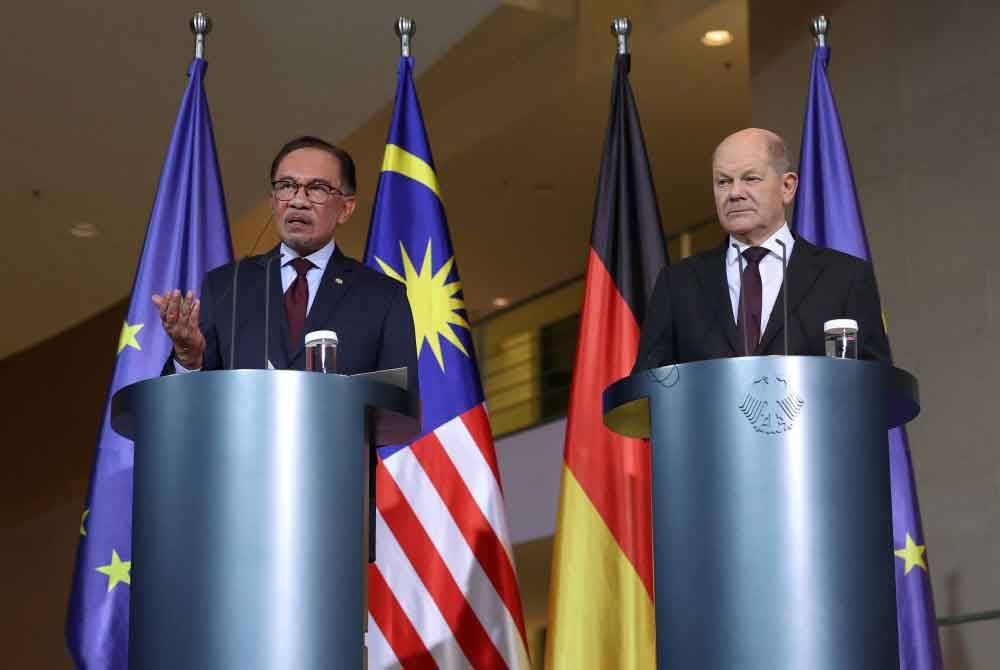 Anwar bersama rakan sejawatnya, Canselor Olaf Scholz ketika sidang akhbar bersama di Canselori Persekutuan, Berlin, Jerman. Foto Bernama