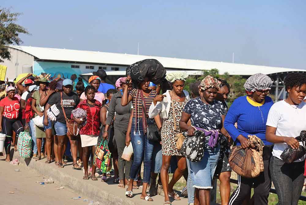 Rakyat Haiti beratur untuk menyeberangi sempadan antara Quanamienthe di Haiti dan Dajabon di Republik Dominican.