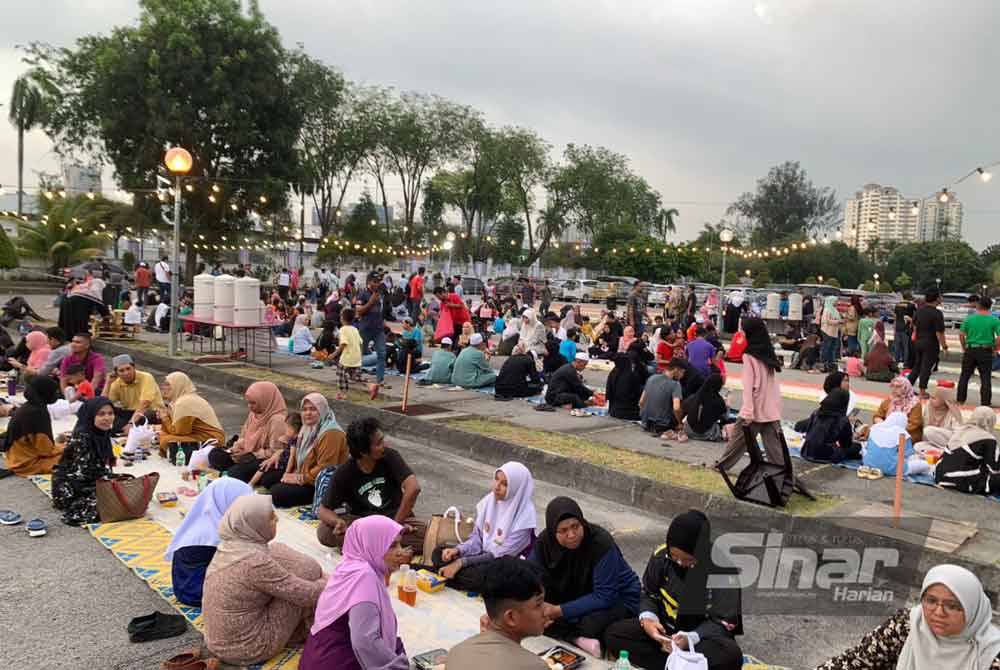 Suasana meriah Iftar Ala Madinah @Karangkraf.