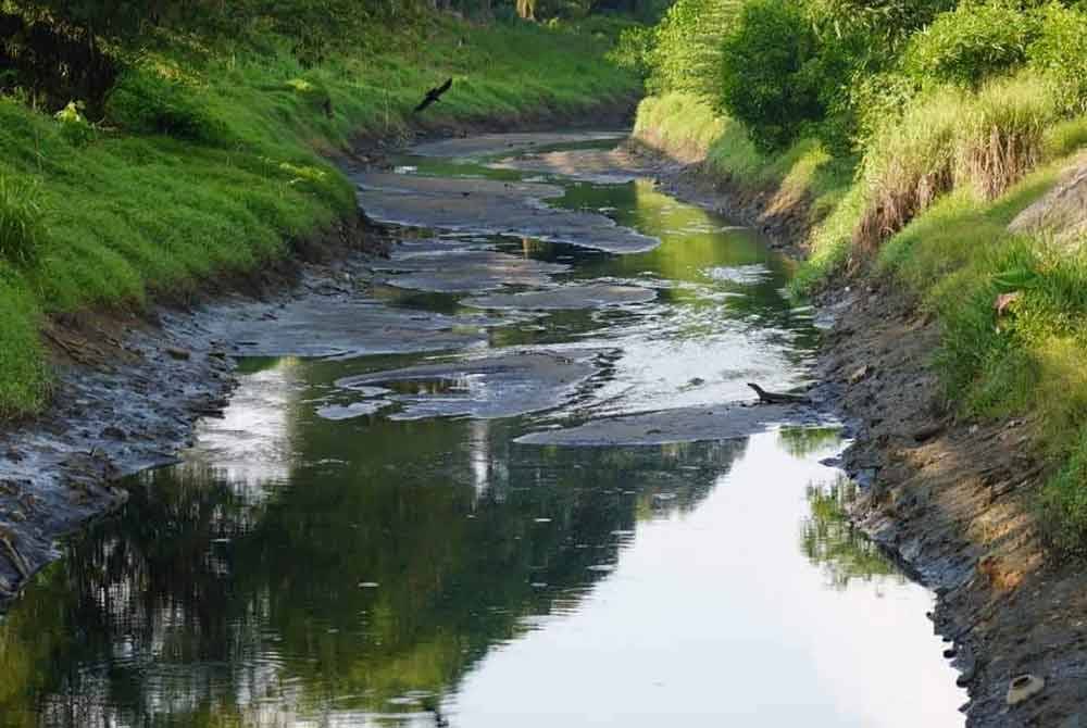 Keadaan sungai tercemar di Pasir Gudang, Johor.- Foto Facebook Tian Soon.