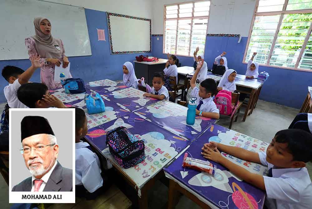 Guru SK Putrajaya Presint 17(1) tekun melayan murid-murid Tahun Satu pada hari pertama pembukaan sekolah sesi 2024/25 baru-baru ini.