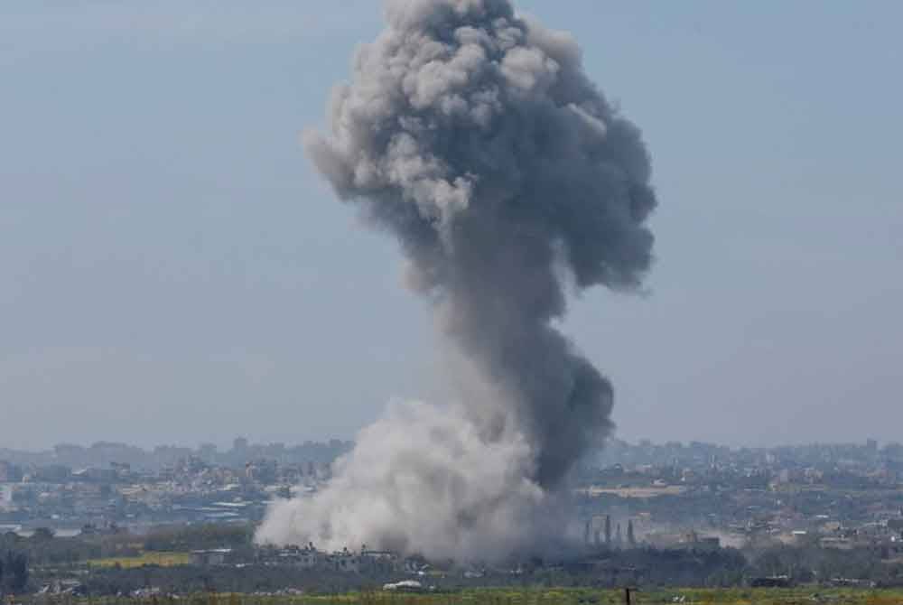 Kerajaan Malaysia mengecam sekeras-kerasnya serangan udara tidak bertanggungjawab yang dilakukan oleh rejim Israel ke atas kem Al-Nuseirat di Semenanjung Gaza. Gambar REUTERS