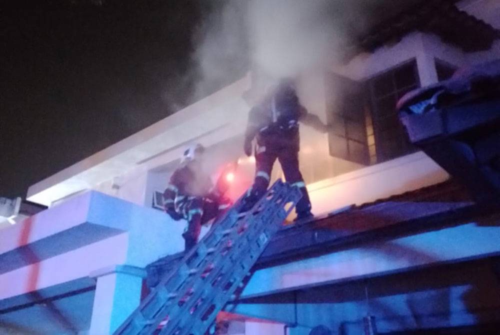 Kebakaran melibatkan sebuah rumah dua tingkat yang terbakar di bahagian bilik tidur utama di tingkat atas dan dapur. Foto Bomba Selangor