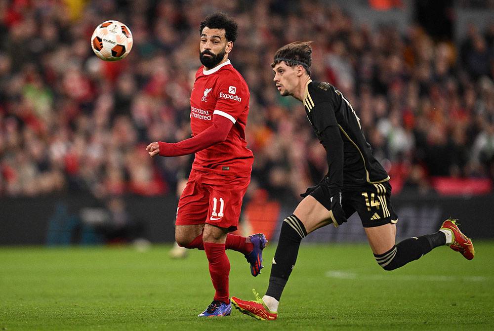 Mohamed Salah (kiri) bakal diturunkan menentang United selepas pulih daripada kecederaan. Foto AFP