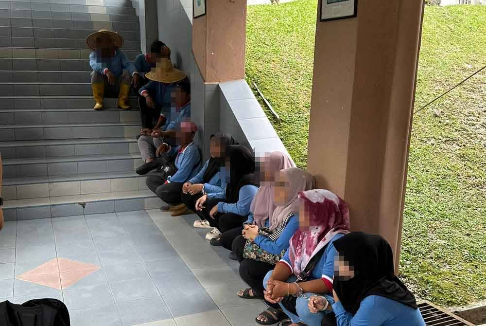 Antara pekerja asing yang ditahan Imigresen Kuala Lumpur di sebuah sekolah sukan di Bukit Jalil, pada Khamis. Foto: Imigresen Kuala Lumpur