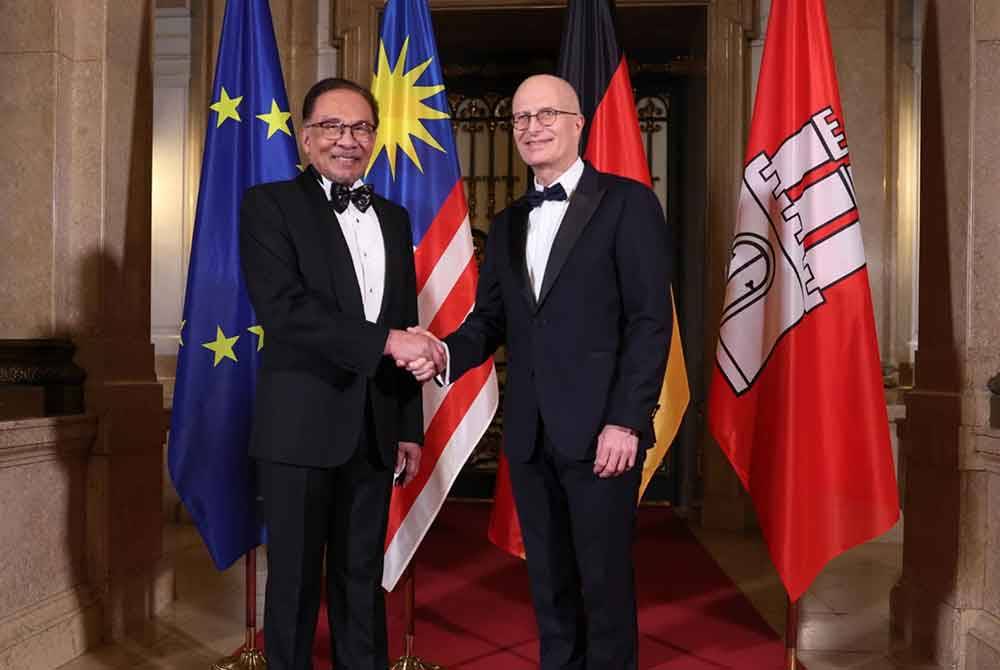 Anwar bersama dengan Datuk Bandar Hamburg Peter Tschentscher ketika hadir bagi menyampaikan ucap tama pada acara 101st Ostasiatisches Liebesmahl di Hamburg City Hall pada Jumaat. Foto Bernama