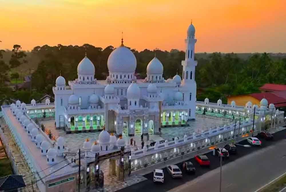 Pembinaan Masjid Imanul Fa&#039;izin atau Masjid Andalusia yang terletak di Kampung Padang Kala, di sini berjaya direalisasikan oleh Pengarah Urusan Kumpulan Andalusia Travel & Tours Sdn Bhd, Ibrahim Mat Sin. Foto Ihsan pembaca