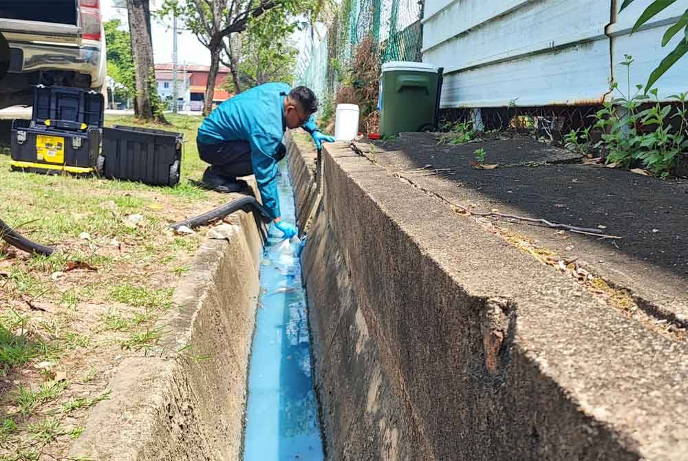 Pengawai JAS Kedah mengambil sampel efluen berwarna biru yang dilepaskan di sistem perparitan di kawasan Mergong Barrage.