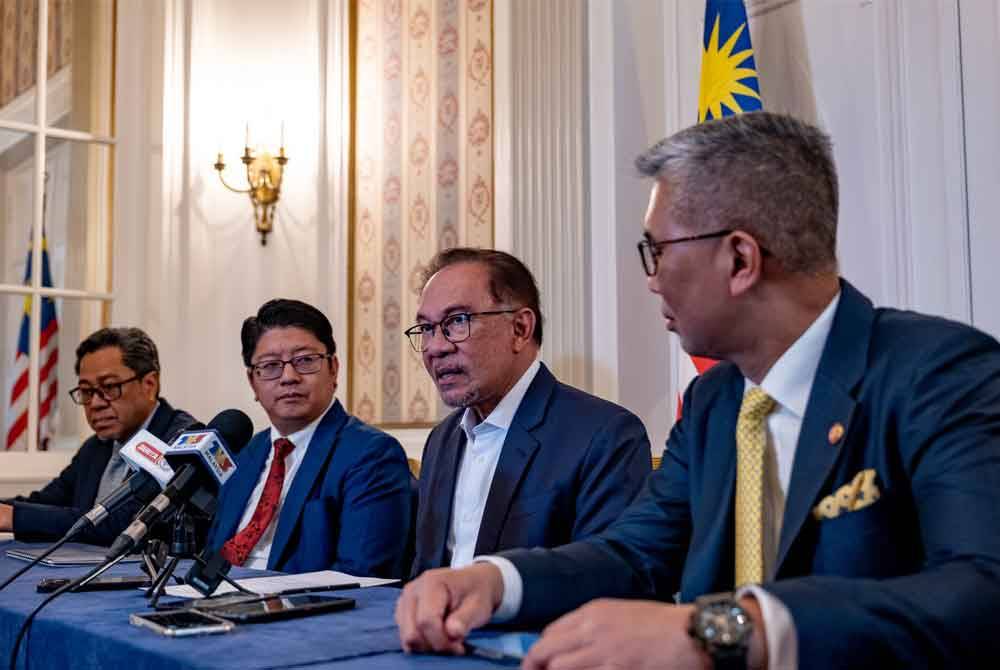 Anwar (dua dari kanan) dalam sidang media pada akhir lawatan enam hari beliau ke Berlin dan Hamburg. Foto Bernama