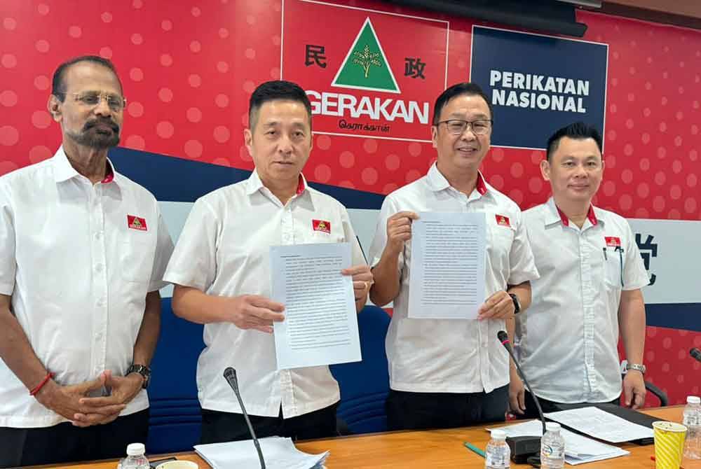 Dominic (dua dari kanan) dan Tong Keong (dua dari kiri) bersama pimpinan Parti Gerakan menunjukkan intipati kandungan Mesyuarat Ahli Jawatankuasa Pusat Parti Gerakan di Ibupejabat Gerakan pada Sabtu.