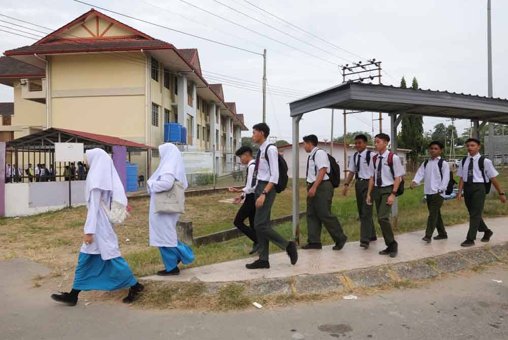 Pelajar-pelajar Sekolah Menengah Kebangsaan Kinarut Papar pada Jumaat hadir ke sekolah seperti biasa meskipun daerah Papar diisytiharkan sebagai kawasan bencana kemarau. Foto Bernama