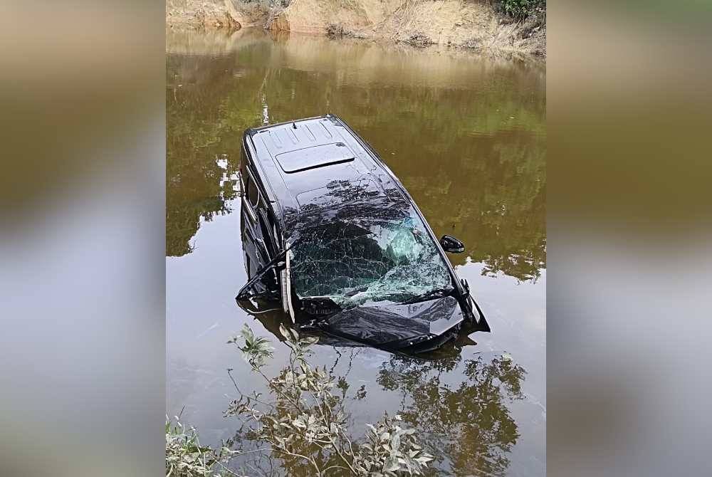 MPV dipandu seorang lelaki Singapura jatuh gaung sebelum masuk ke dalam Sungai Sedili di Jalan Kota Tinggi-Mersing, Felcra Sungai Ara, Kota Tinggi pada petang Jumaat.