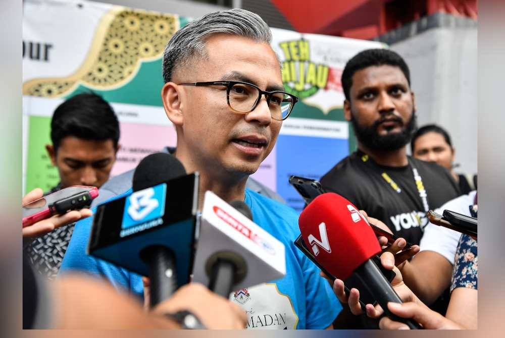 Menteri Komunikasi Fahmi Fadzil bercakap kepada pemberita pada sidang media perkembangan terkini pasukan Kuala Lumpur City FC (KL City) di Stadium Bola Sepak Kuala Lumpur pada Sabtu. Foto Bernama