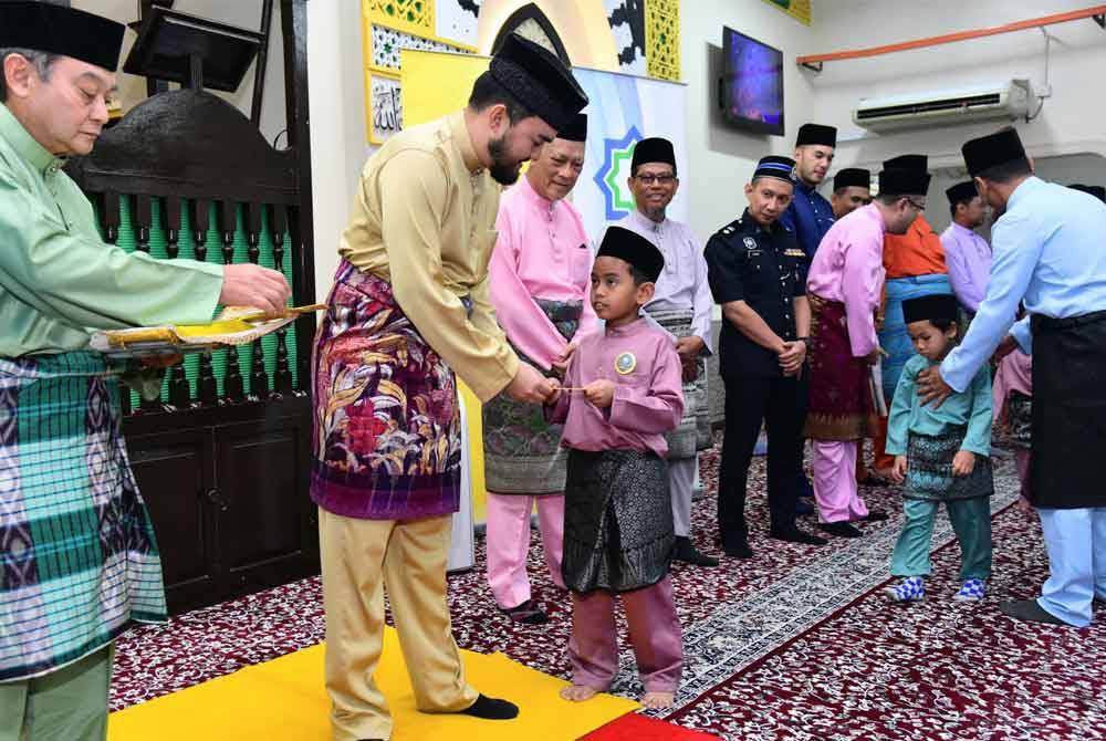 Tengku Amir Shah berkenan menyampaikan sumbangan Aidilfitri kepada anak yatim di Kuala Langat.