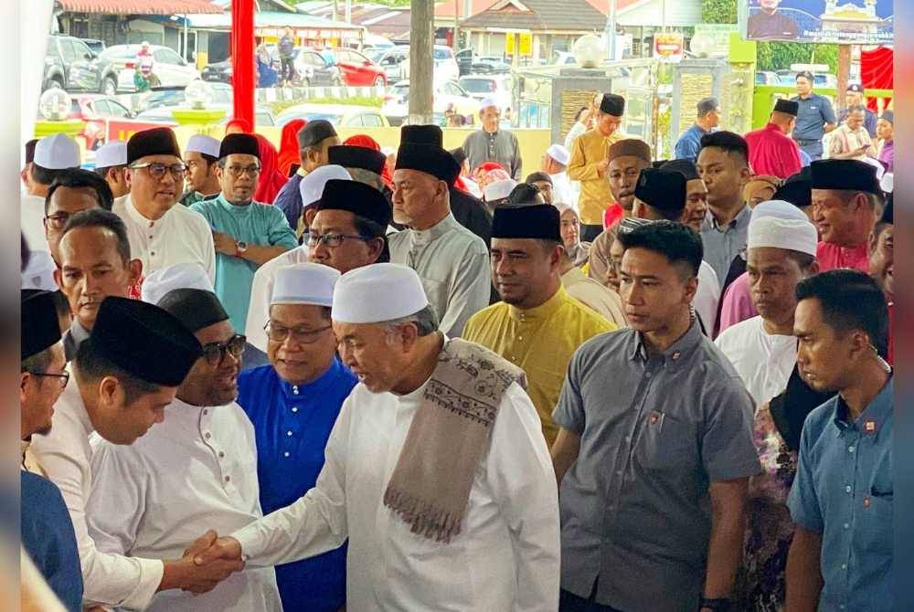 Ahmad Zahid beramah mesra dengan tetamu yang hadir pada Majlis Iftar Santunan Kasih Ramadan di Masjid Batang Merbau, di Tanah Merah pada Sabtu.