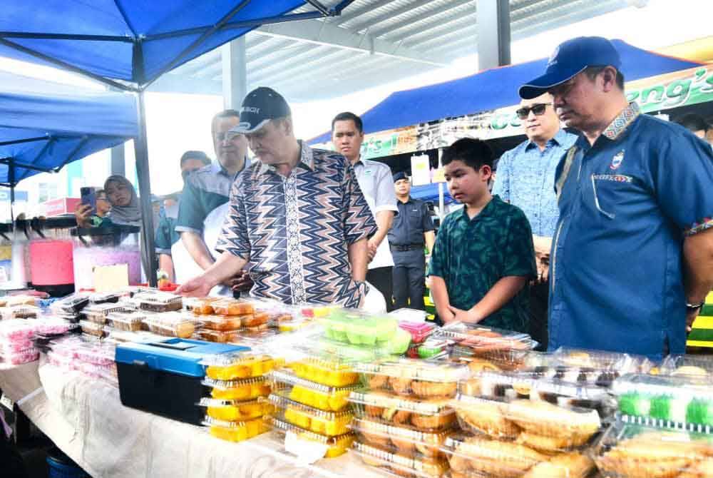 Hajiji ketika meninjau gerai jualan di Pusat Kebudayaan Rumpun Bajau Sama di Lok Batik, Tuaran.