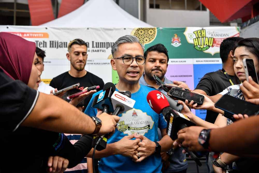 Menteri Komunikasi Fahmi Fadzil bercakap kepada pemberita pada sidang media perkembangan terkini pasukan Kuala Lumpur City FC (KL City) di Stadium Bola Sepak Kuala Lumpur pada Sabtu. Foto Bernama