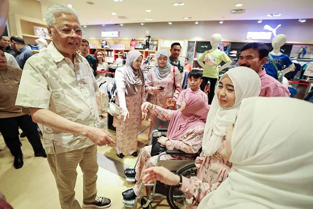 Ismail Sabri (kiri) beramah mesra bersama sebahagian 109 anak-anak yatim dan yatim piatu dari 33 keluarga yang dibawa untuk membeli baju raya pada Program Beli Baju Raya YKM sebagai persiapan awal menjelang Aidilfitri di sebuah pusat membeli belah di ibu kota, pada Sabtu. Foto Bernama