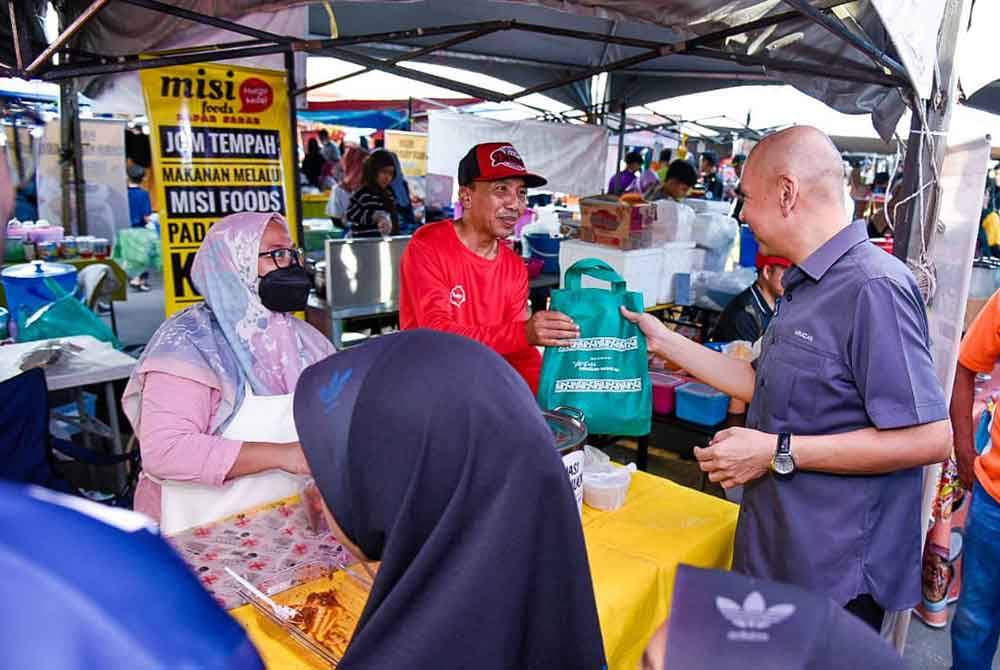 Armizan ketika meninjau Bazar Ramadan Rahmah (BRR) di Tapak Tamu Mingguan Papar.