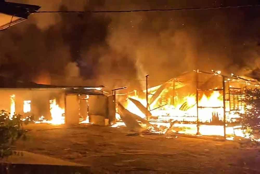 Kebakaran berlaku membabitkan rumah kediaman di Felda Tersang, Raub awal pagi Ahad. Foto Ihsan JBPM Pahang