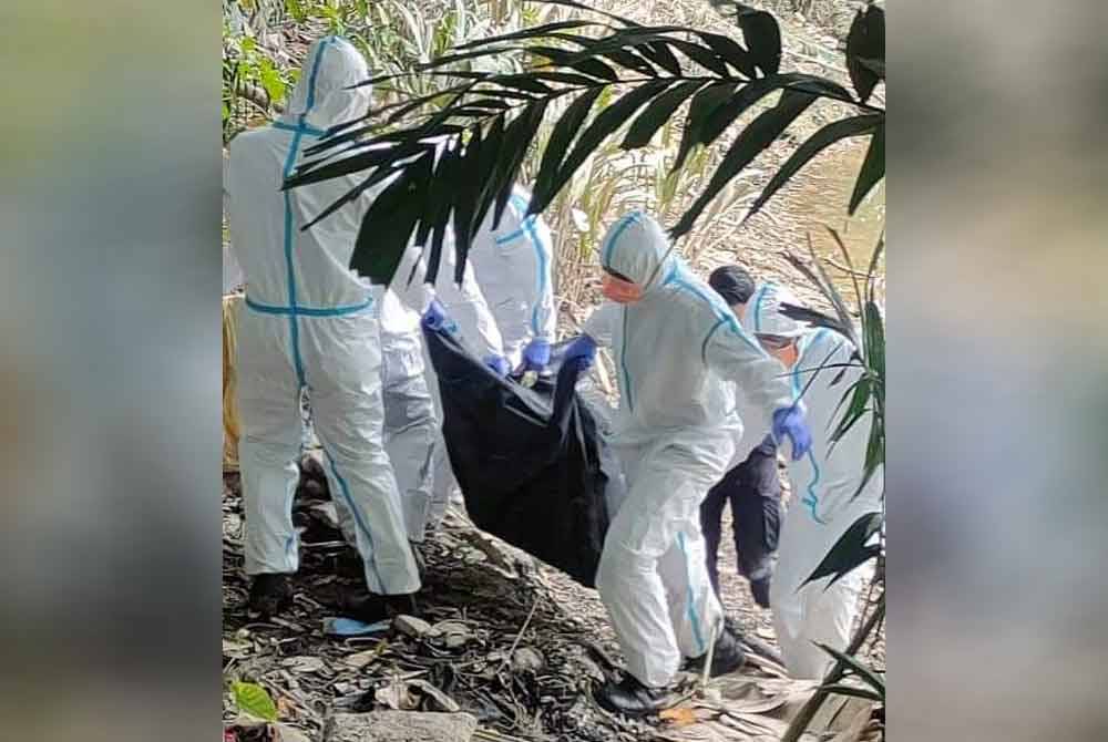 Mayat mangsa dibawa naik menggunakan bantuan anggota Jabatan Bomba dan Penyelamat Malaysia dalam kejadian dekat kunci air Sungai Klang, Seksyen 17 di sini pada Sabtu. Foto Ihsan JBPM Shah Alam