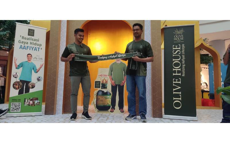 Alif Satar (kiri) diperkenalkan sebagai duta Olive House Presiden Aafiyat Holdings Sdn Bhd, Aidil Azwal Zainudin di Aman Central, Alor Setar.