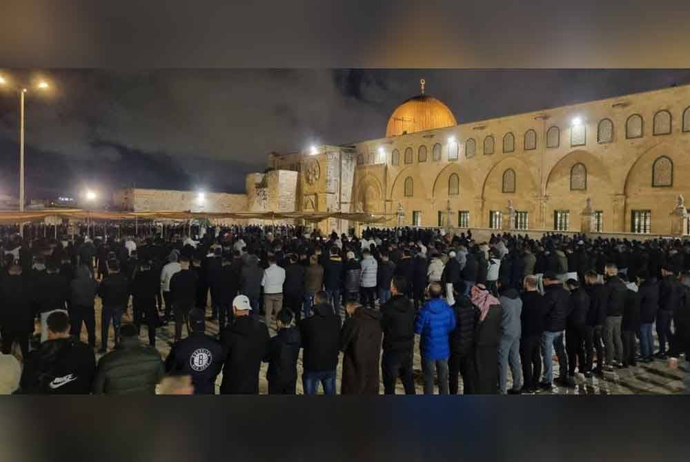 Seramai 90,000 umat Islam Palestin menunaikan solat sunat tarawih di Masjid Al-Aqsa di Baitulmaqdis Timur yang diduduki, pada Jumaat. Foto X@mxyaslytherin