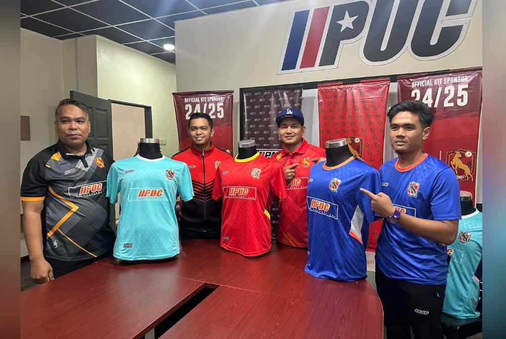 Mohd Shukry (dua dari kanan) menunjukkan kit latihan KDN FC dalam tiga warna yang akan mula dijual kepada orang ramai bermula esok di kedai PUC dan juga secara dalam talian.