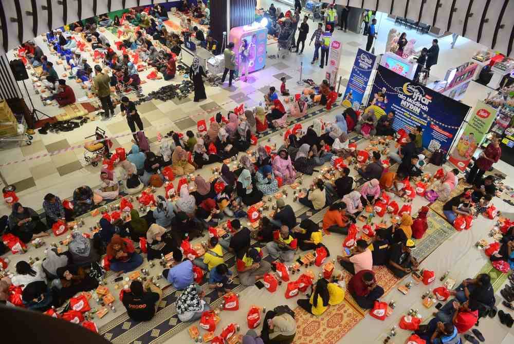 Pengunjung memenuhi ruang di Mydin cawangan USJ 1 untuk berbuka puasa beramai-ramai sempena Jelajah Iftar Ala Madinah Mydin pada Jumaat.