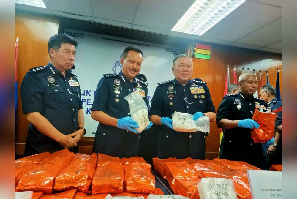 Kok Chin (tiga dari kiri) menunjukkam rampasan dadah jenis methamphetamine seberat 51.5 kilogram bernilai lebih RM2.5 juta dalam serbuan di kawasan parkir sebuah bangunan di Kuala Kangsar pada Sabtu.