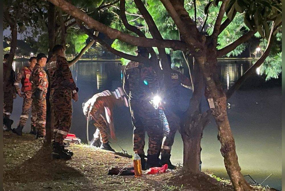 Pihak berkuasa melakukan usaha mencari dan menyelamat mangsa yang lemas di Tasik Kota Kemuning, Seksyen 31 di sini pada Ahad.