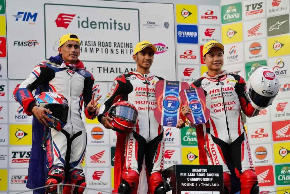 Hafizh Syahrin (kiri) yang mengungguli perlumbaan sejak pusingan pertama mengakhiri cabaran dengan status naib juara menerusi catatan 1:36.123 saat. Foto FB JDT Racing Team