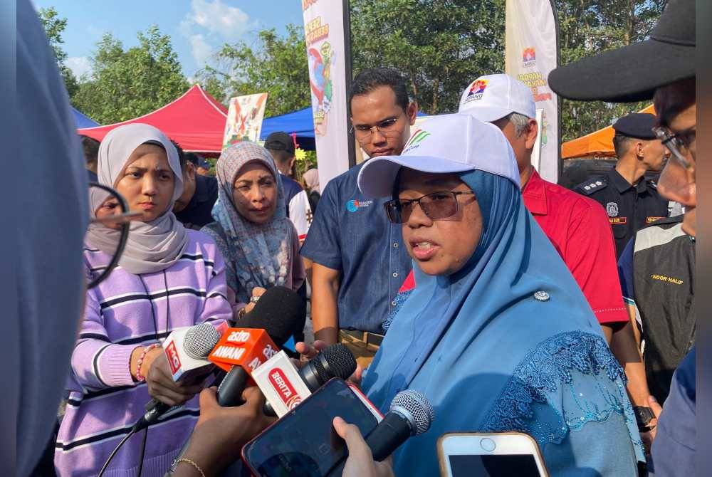 Aiman Athirah ketikaditemui pemberita pada program Kasih Ramadan Tanpa Pembaziran anjuran Perbadanan Pengurusan Sisa Pepejal dan Pembersihan Awam (SWCorp) di Bazar Ramadan Kosmopleks, Bandar Baru Salak Tinggi di sini pada Ahad.