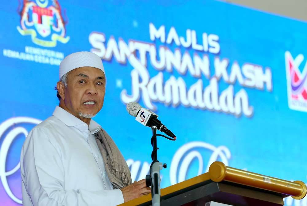 Ahmad Zahid berucap pada Majlis Santunan Kasih Ramadan bersama Kementerian Kemajuan Desa dan Wilayah 2024 di Masjid Sultan Mahmud Bandar Al Muktafi Billah Shah. Foto Bernama