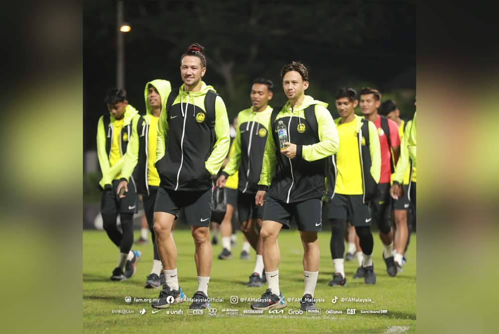 Daniel Ting (kiri) ketika menjalani latihan bersama pemain Harimau Malaya lain. Foto FB FAM