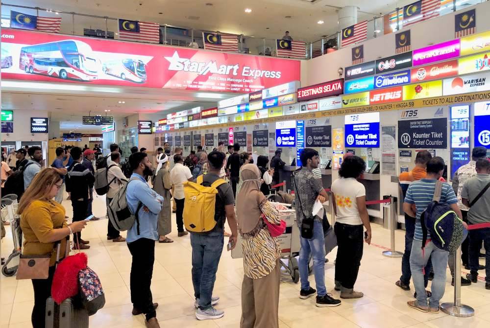 Orang ramai sedang beratur bagi mendapatkan tiket untuk pulang ke kampung menjelang hari raya TBS pada Sabtu.