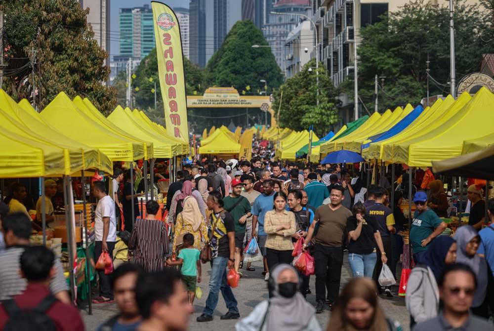 Orang ramai meluangkan masa mengunjungi Bazar Ramadan bagi membeli juadah berbuka puasa. Foto Bernama