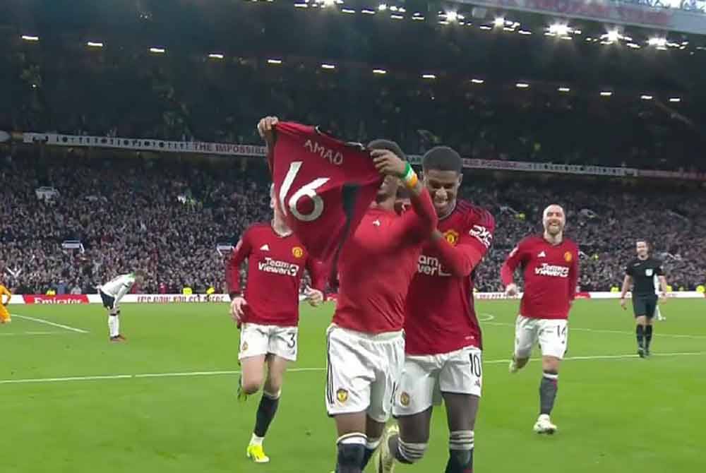 Diallo meraikan jaringan bersama rakan sepasukan di Old Trafford. Foto Agensi