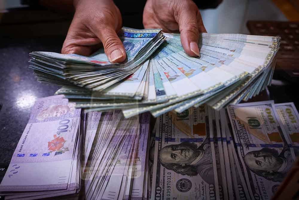 Pada 9.05 pagi Isnin, ringgit susut ke paras 4.7150/7190 berbanding dolar AS daripada 4.7050/7095 sewaktu urus niaga ditutup pada Jumaat lepas.