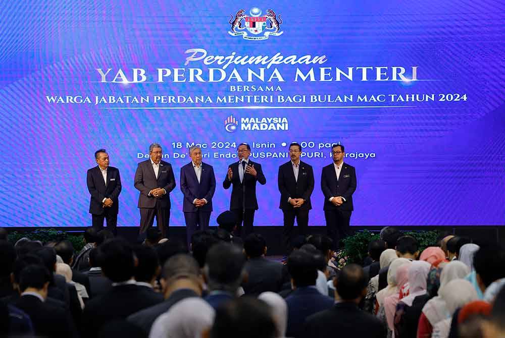 Anwar (tiga, kanan) menyampaikan ucapan pada majlis perjumpaan bersama warga Jabatan Perdana Menteri pada Isnin. Foto Bernama