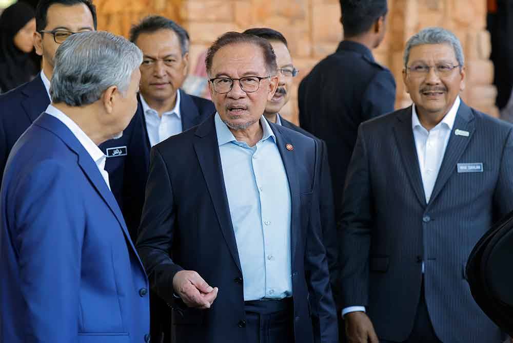 Anwar selepas menghadiri majlis perjumpaan bersama warga Jabatan Perdana Menteri pada Isnin. Foto Bernama