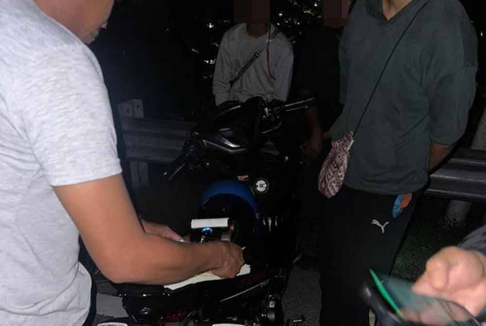 Motosikal yang disita semasa operasi di Bukit Ampang, pada Sabtu dipercayai menggunakan nombor pendaftaran kereta.