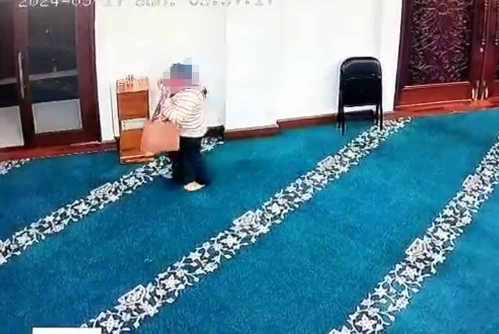 Rakaman CCTV suspek mencuri sebuah beg di ruang solat wanita di Masjid Raja Lumu, Bukit Malawati berjaya dirakam CCTV pada Ahad.