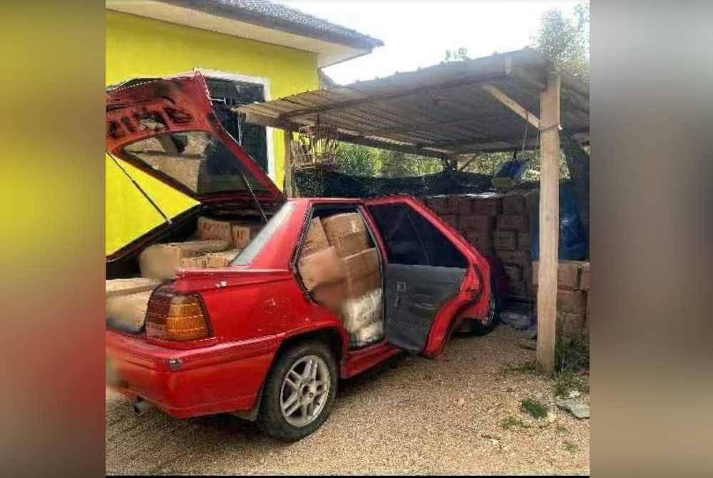 Sebuah kereta jenis Proton Saga Aeroback yang sarat dengan muatan minyak masak peket turut ditemukan.