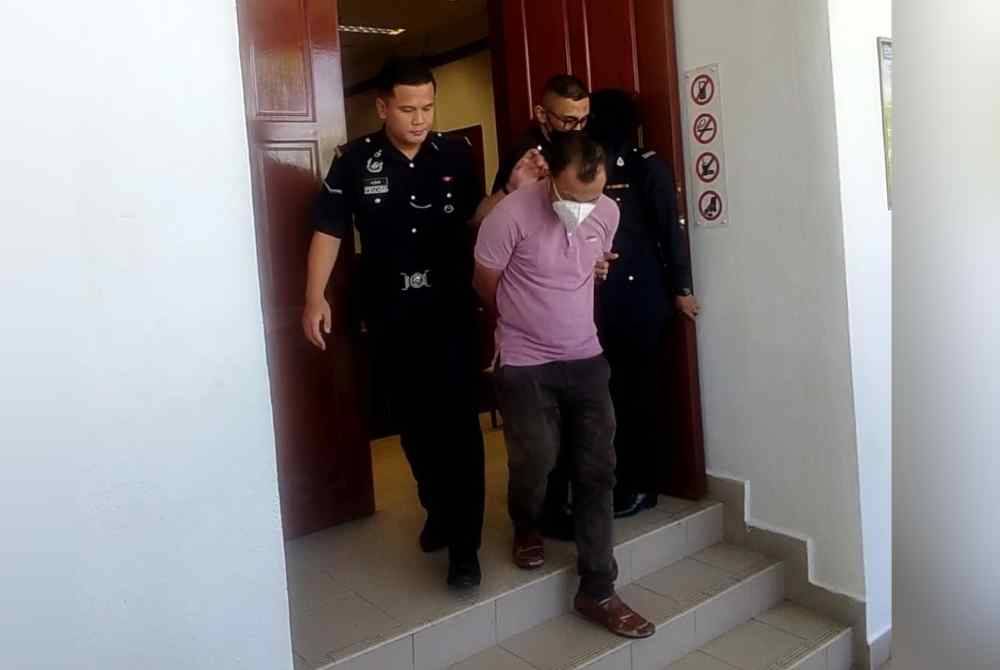 Tertuduh, Mohd Amirul Azmir Md Akhir, 31, diiringi anggota polis keluar dari Mahkamah Majistret pada Isnin.