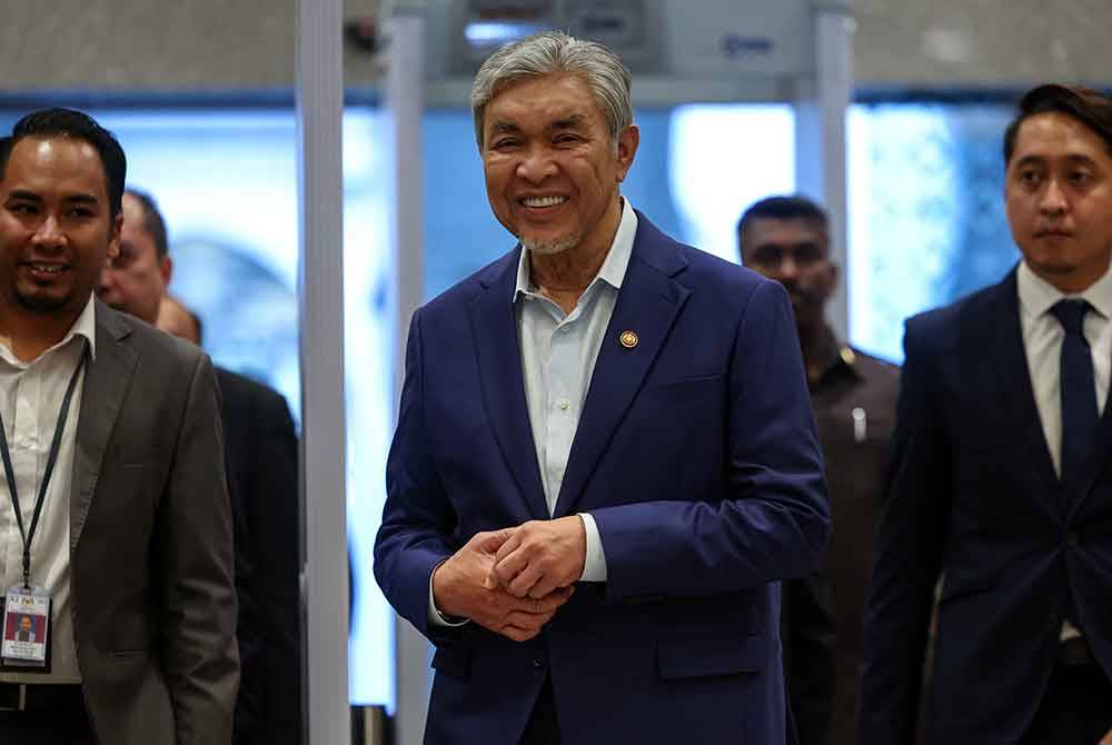 Ahmad Zahid (tengah) tiba di Mahkamah Rayuan pada Isnin bagi sebutan rayuan pendakwaan dan representasi berhubung kontrak Sistem Visa Luar Negara (VLN). Foto Bernama